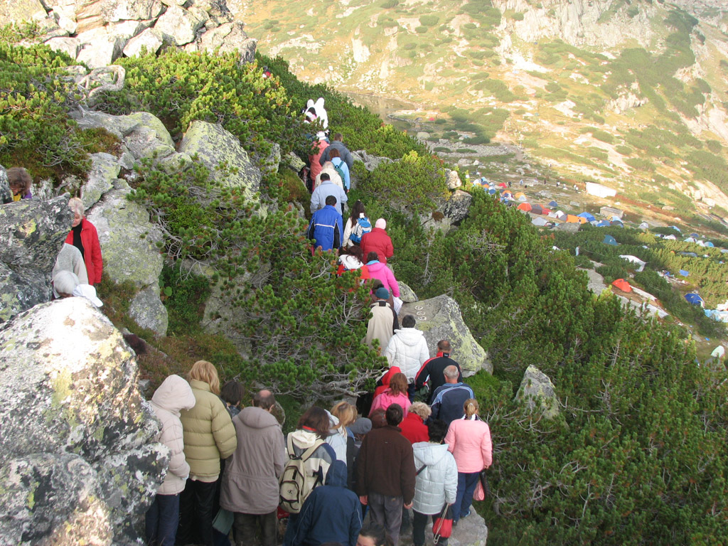 След молитва - надолу към лагера