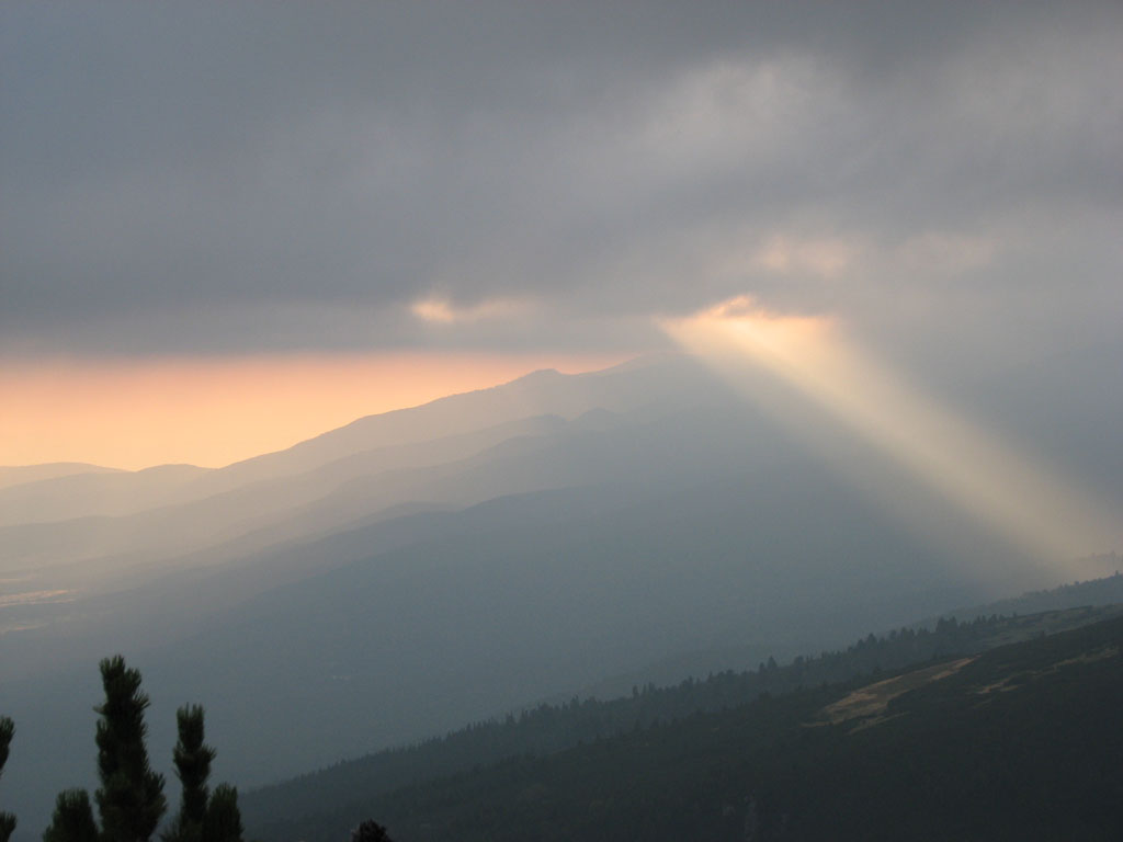 Светлина през облаците