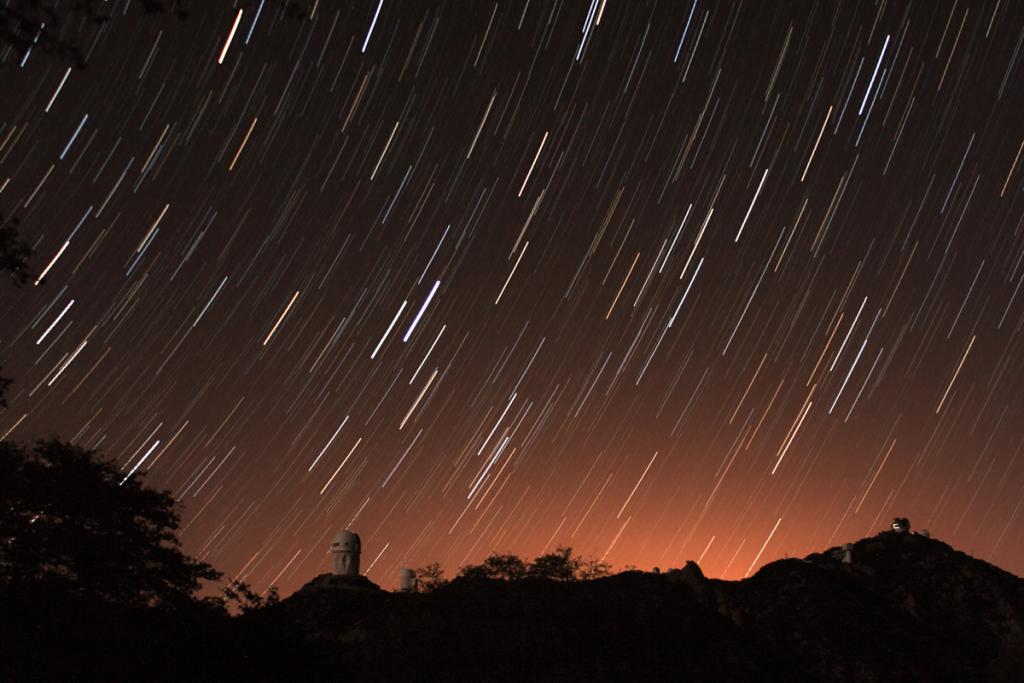 Звездни следи над Кит Пиик Обсерваторията