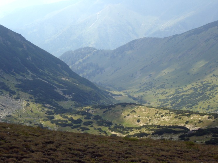 Поглед надолу към заоблените склонове на Рила