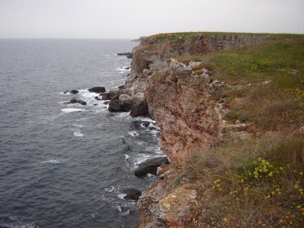 Стръмни скали и спокойно море