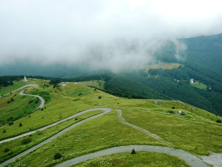 Поглед към зелените простори от връх Шипка