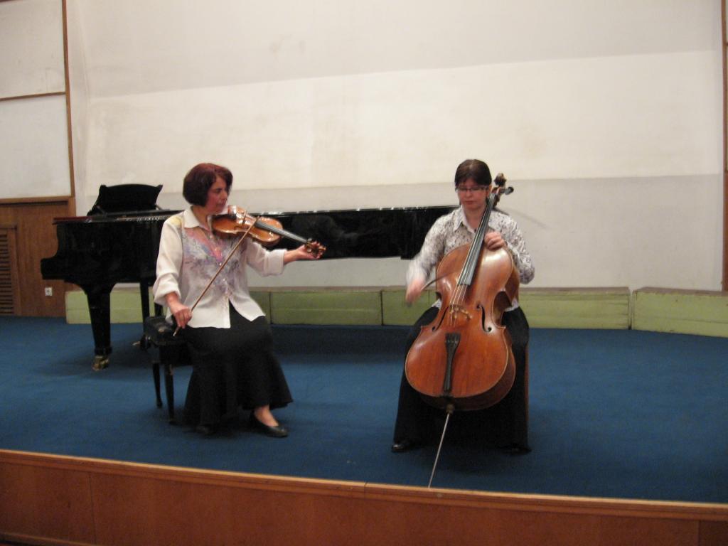 Йоанна Стратева - цигулка и Анна Каралашева - виолончело 