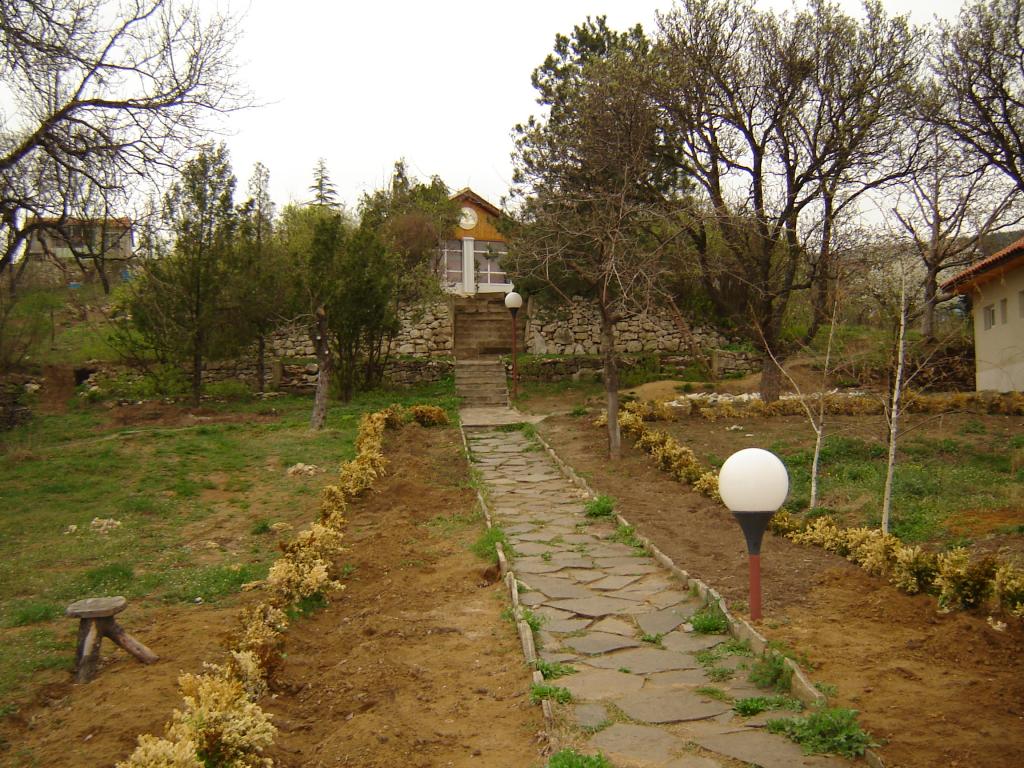 Градината и пътеката след входа