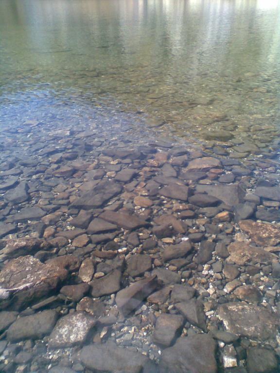 Камъните във водата на езерото