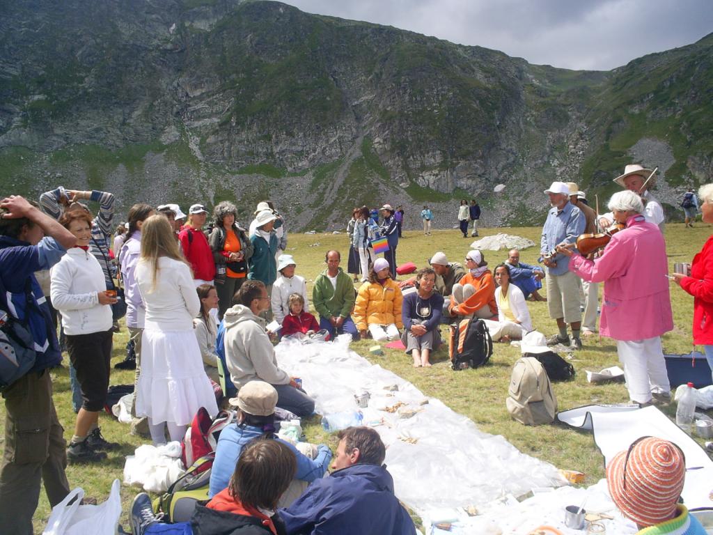 Песните продължават