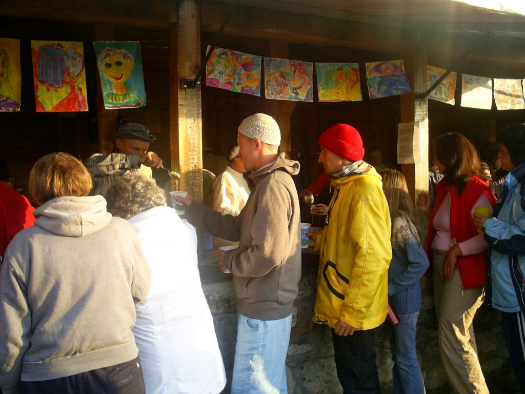 На чаша гореща вода с мед при кухнята