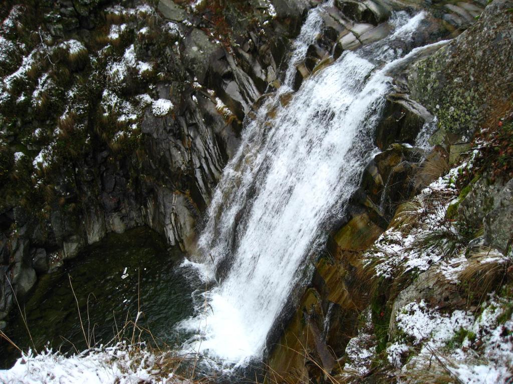 Водопадът /15 м./ на Санданска Бистрица