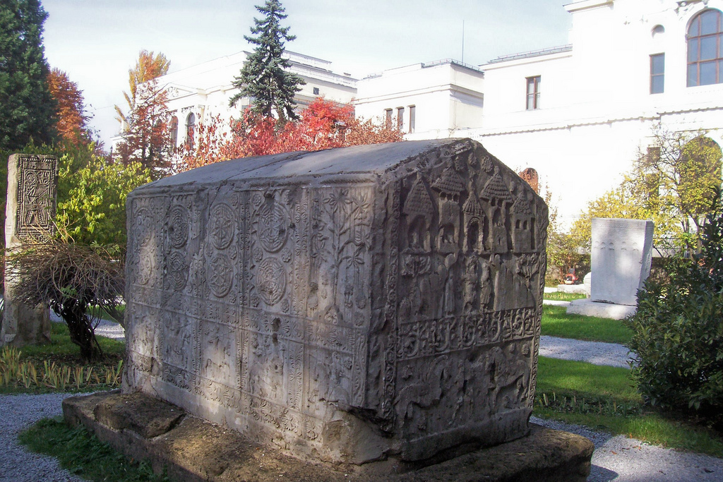  Богомилски надгробен камък -изобразено е Цветето на Живота 