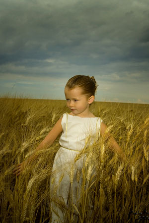дете сред жито