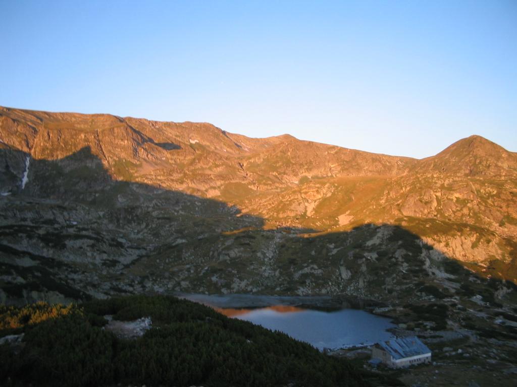 Изгрев над Рибното езеро