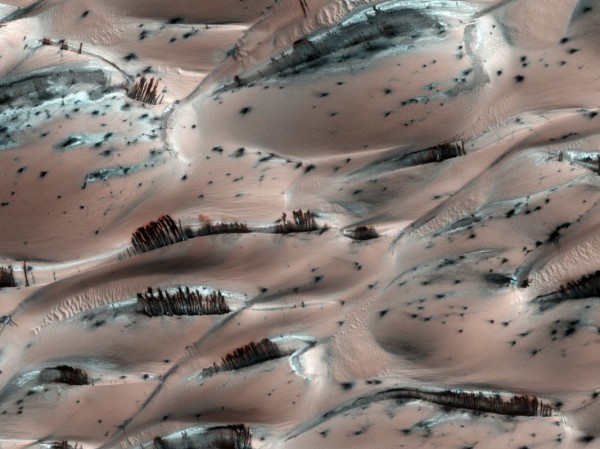 Тъмни пясъчни каскади на марс