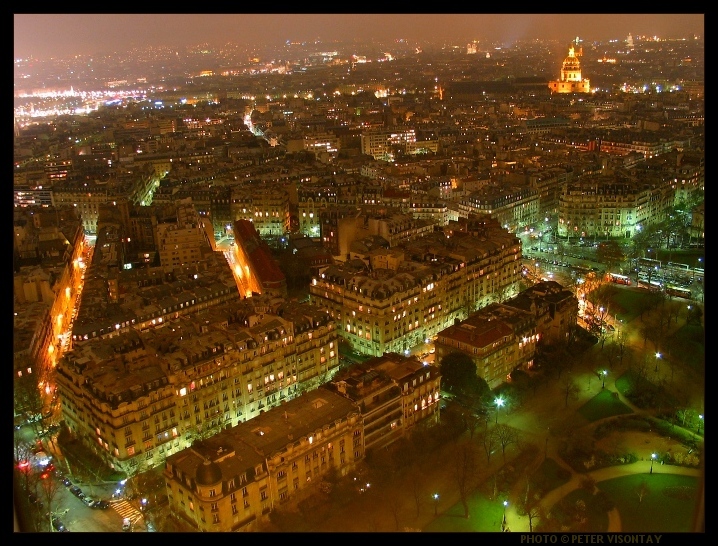 Нощен Париж, поглед от Айфеловата кула.