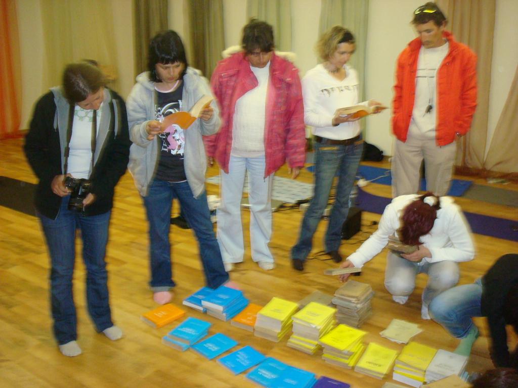 Много книги ей...