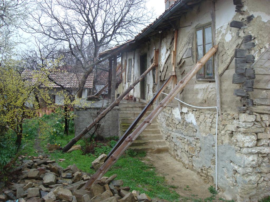 Подпорите на старата къща в Арбанаси