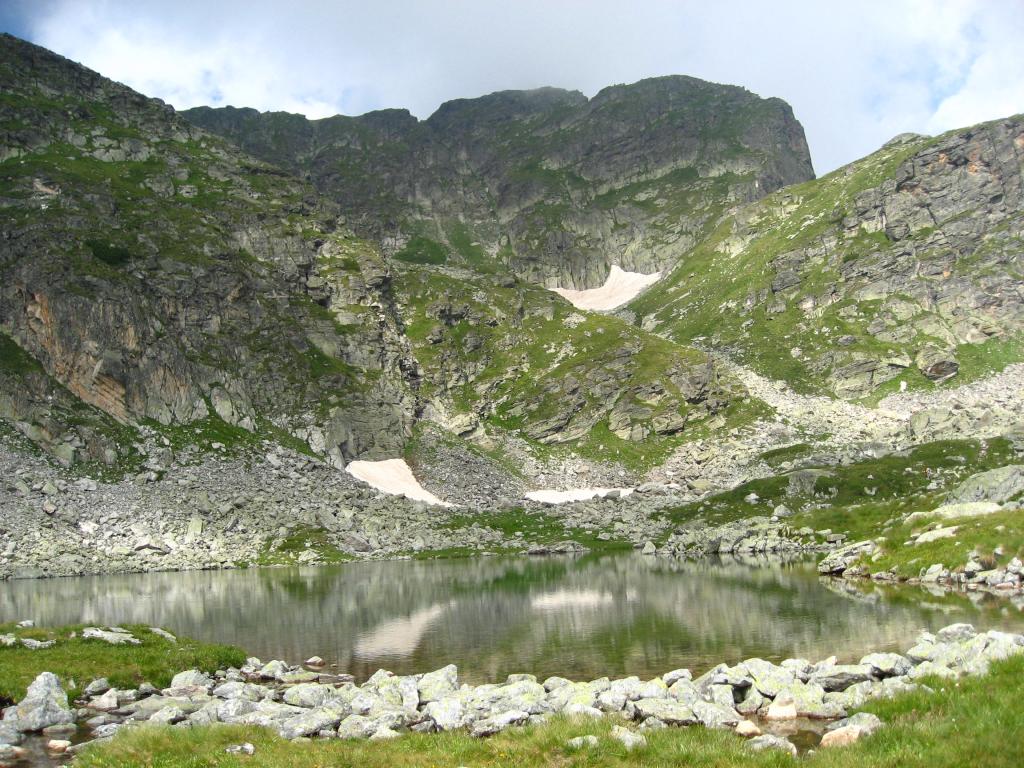 Първото от Еленините езера под връх Мальовица