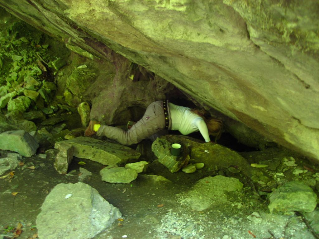 Ако искаш да си налееш вода от аязмото на Индипаска това е позата... Един своеобразен поклон.